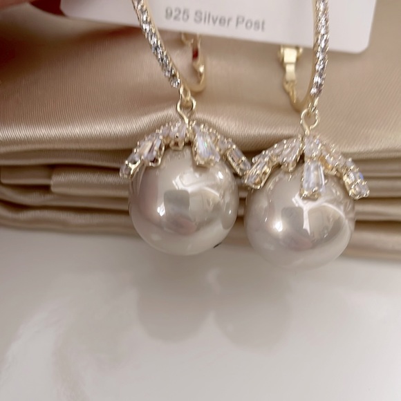 NWT Light Beige  Pearl Drop Gold/Crystal/Earrings. - Picture 8 of 8